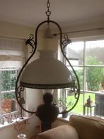 Antieke hang olielamp met melkglazenkap., Ophalen