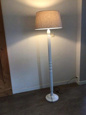 Staande lamp met crème kap 