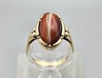 Gouden Vintage ring met edelsteen streepagaat. 2025/343., Ophalen of Verzenden, Goud, Ring, Met edelsteen