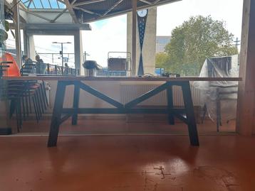 Houten Eettafel met Onderstel beschikbaar voor biedingen