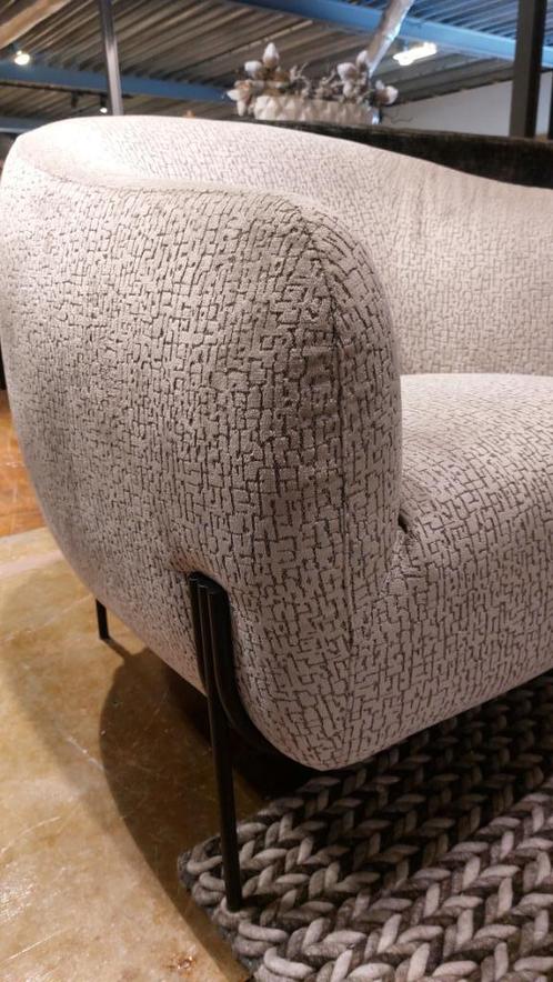 Prachtige fauteuil Bullie He Design Keymer stof nu €1069,-, Huis en Inrichting, Fauteuils, Nieuw, Stof, 75 tot 100 cm, Ophalen
