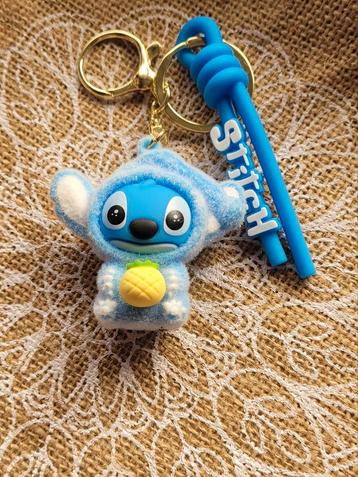Stitch in fluffy pakje sleutelhanger  beschikbaar voor biedingen