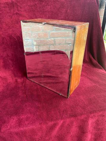 Brocante medicijnkastje met spiegel beschikbaar voor biedingen