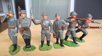 6 antieke miniatuur soldaatjes van tin? of ander metaal beschikbaar voor biedingen