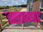 Nieuwe fleecedeken met hals maat 145/195, Dieren en Toebehoren, Paarden en Pony's | Dekens en Dekjes, Ophalen of Verzenden, Zo goed als nieuw