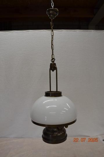 Hanglamp met wit-opale glazen kap en messing / koper details beschikbaar voor biedingen