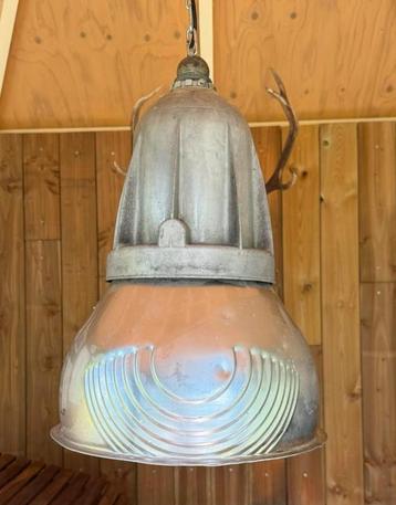 2 grote vintage industriële hanglampen beschikbaar voor biedingen