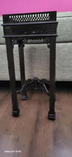 Antieke houten bijzettafel met gedetailleerd snijwerk, Ophalen of Verzenden