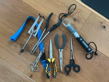 Roofvis Tangen & Attributen beschikbaar voor biedingen