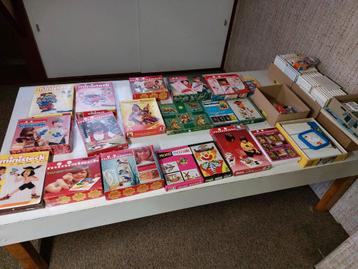 veel dozen Ministeck voor verkoop rommelmarkt bijna gratis beschikbaar voor biedingen