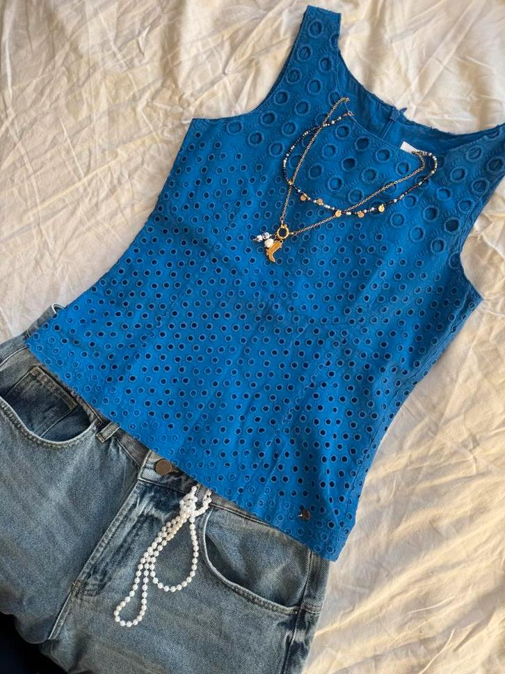 Uniek blauw topje - valt klein!, Kleding | Dames, Tops, Zo goed als nieuw, Maat 34 (XS) of kleiner, Blauw, Zonder mouw, Ophalen of Verzenden