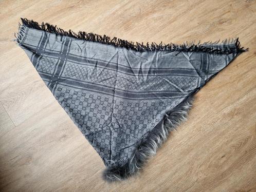 Grijze sjaal / shawl van Mala Alisha NIEUW, Kleding | Dames, Mutsen, Sjaals en Handschoenen, Zo goed als nieuw, Sjaal, Ophalen of Verzenden