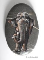 Olifant aan de wandel geschilderd op een mooie riviersteen, Ophalen of Verzenden