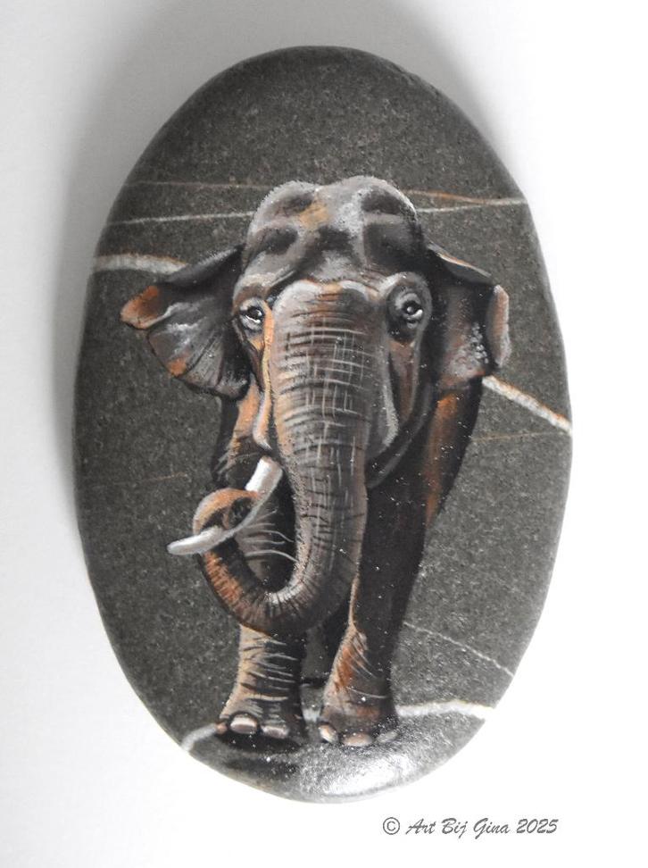 Olifant aan de wandel geschilderd op een mooie riviersteen, Antiek en Kunst, Kunst | Overige Kunst, Ophalen of Verzenden