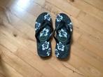 NIEUWE slippers, maat 41. Teen slippers, zwart bloemen., Ophalen of Verzenden, Zo goed als nieuw, Overige typen