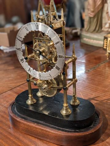 Klein antiek skelet klokje lopend €500.  30 cm hoog  beschikbaar voor biedingen