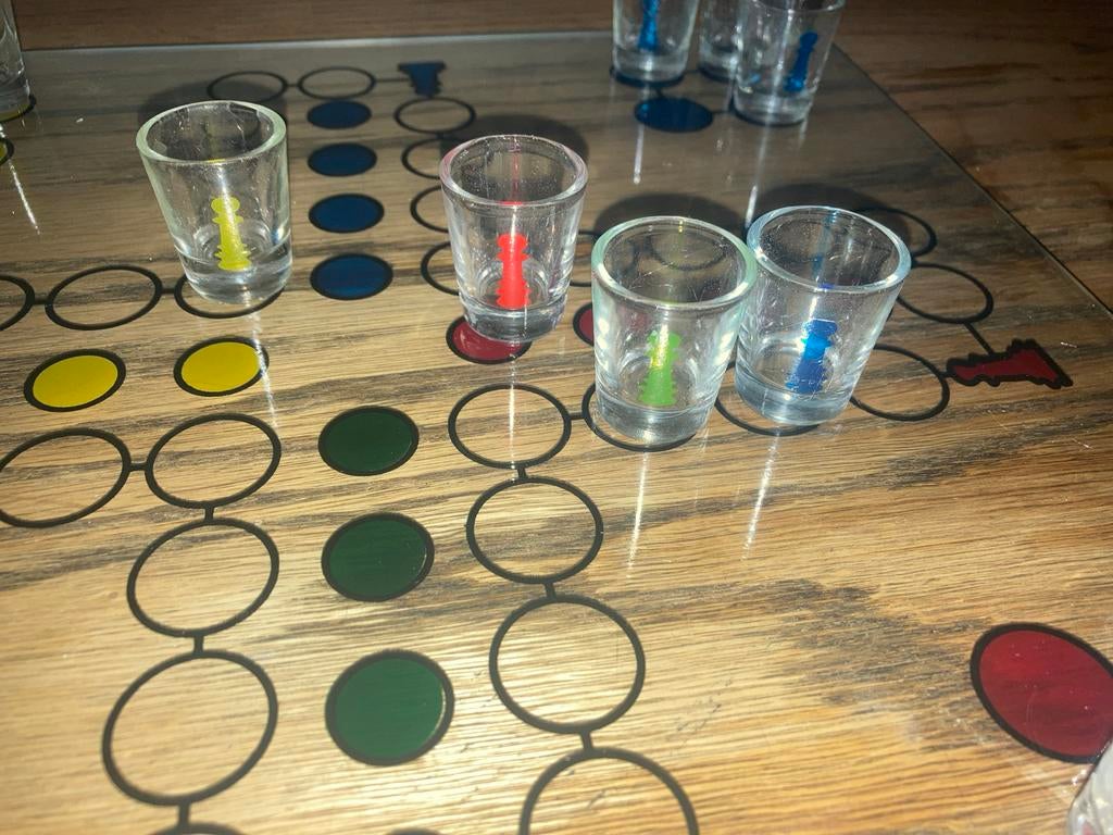 Glazen Mens Erger Je Niet - Shotjes Editie!, Drie of vier spelers, Ophalen of Verzenden, Gebruikt, Reisspel