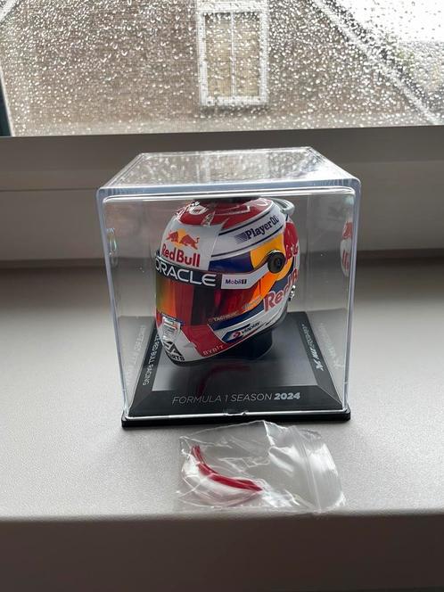 Max Verstappen Minihelm 2024 – 1:4 schaal, Verzamelen, Automerken, Motoren en Formule 1, Zo goed als nieuw, Formule 1, Ophalen of Verzenden