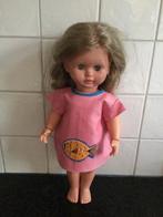 vintage popje met vlechten en nieuw Gems jurkje en 4 hangers, Ophalen of Verzenden, Zo goed als nieuw, Pop