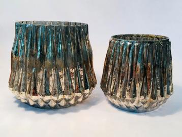 Twee leuke moderne theelichthouders van glas, klein en groot beschikbaar voor biedingen