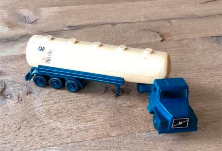 Volvo N10 / N12 trekker met tankoplegger Q8 – EFSI Holland, Hobby en Vrije tijd, Modelauto's | 1:87, Zo goed als nieuw, Bus of Vrachtwagen