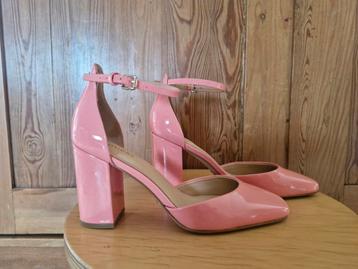 GUESS koraal roze lakleren pumps met enkelbandje ZGAN  beschikbaar voor biedingen