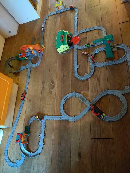 Thomas de Trein spoorbaan met locomotieven en gebouwen, Kinderen en Baby's, Speelgoed | Thomas de Trein, Zo goed als nieuw, Ophalen