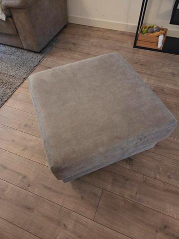 POEF HOCKER VOETBANK  beschikbaar voor biedingen