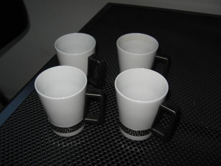 4 Leuke nw witte mokken m chroom zwart samen €5.00 Randwyck, Huis en Inrichting, Keuken | Servies, Zo goed als nieuw, Kop(pen) en/of Schotel(s)