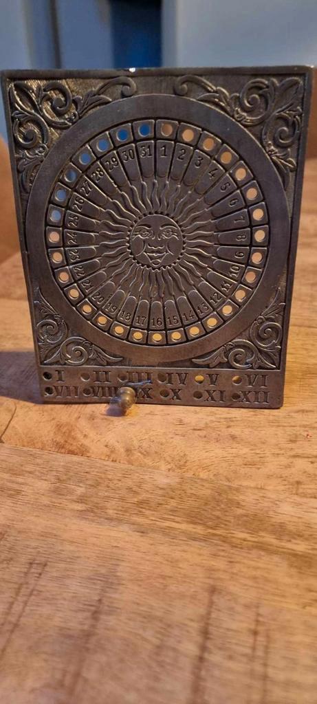 Mooie oude tinnen eeuwigdurende kalender., Antiek en Kunst, Kunst | Designobjecten, Verzenden