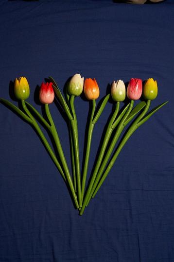 Decoratieve houten tulpen beschikbaar voor biedingen