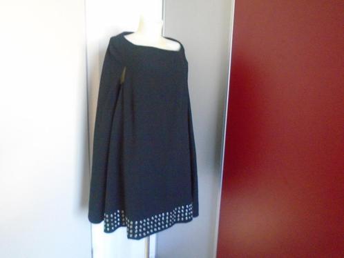 Nikkie Prachtige Zwart Cape Jurk maat 34 Valt Ruim met Studs, Kleding | Dames, Jurken, Zo goed als nieuw, Maat 42/44 (L), Zwart