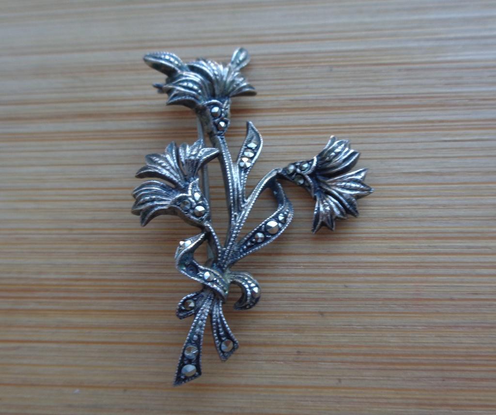 zilveren bloem broche met markasiet steentjes [1045], Met kristal, 4 tot 7 cm, Ophalen of Verzenden, Zo goed als nieuw