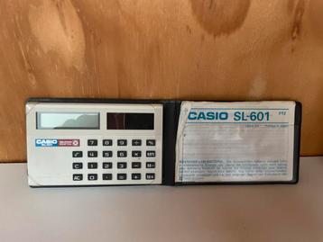 Vintage Casio SL-601 Calculator met Hoes beschikbaar voor biedingen