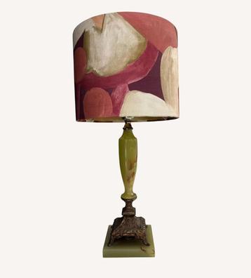 Vintage tafellamp met onyxlook voet en bronzen details beschikbaar voor biedingen