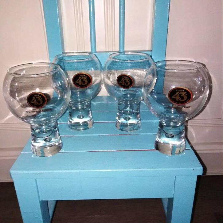 Licor 43 Cuarenta y Tres bolglazen rood/zwart set van 4, Huis en Inrichting, Keuken | Servies, Gebruikt, Glas of Glazen, Overige stijlen