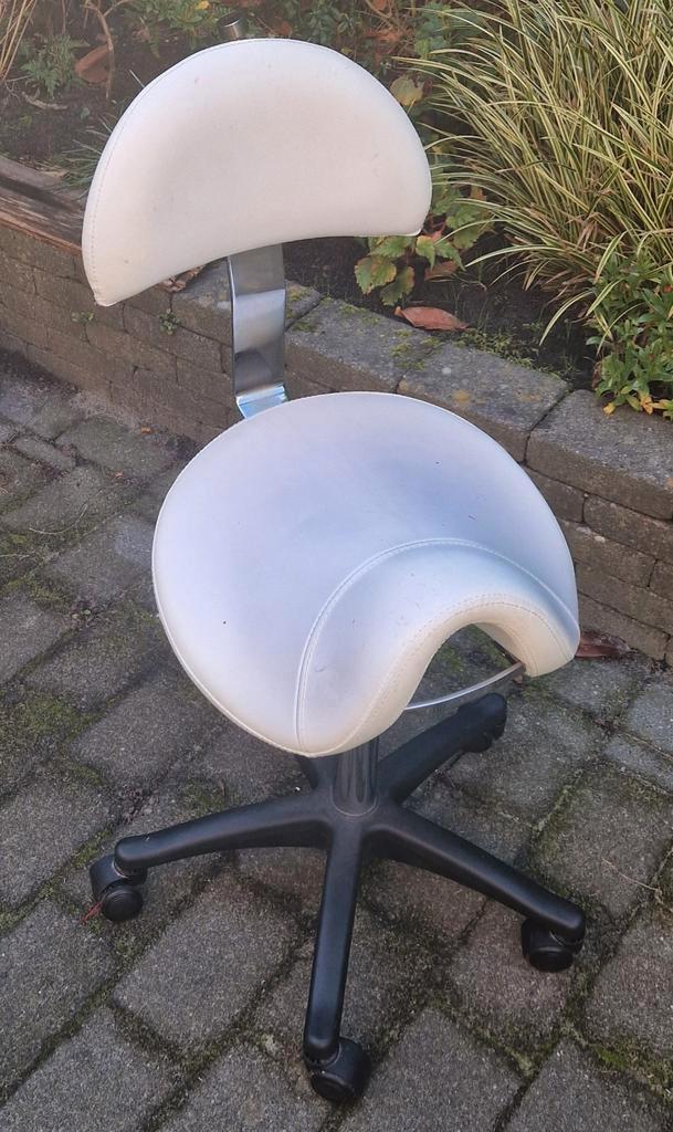 Witte zadelkruk met rugleuning - in hoogte verstelbaar, Huis en Inrichting, Bureaustoelen, Gebruikt, Bureaukruk, Wit, Ophalen