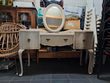 Brocante oud beige kleurige kaptafel met bijpassende spiegel beschikbaar voor biedingen