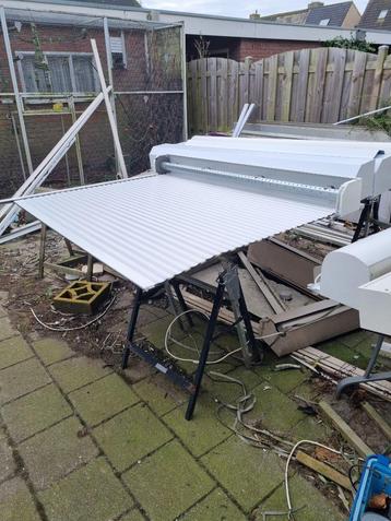 ZO GOED ALS NIEUWE WITTE ROLLUIKEN HANDMATIG EN ELEKTRISCH beschikbaar voor biedingen