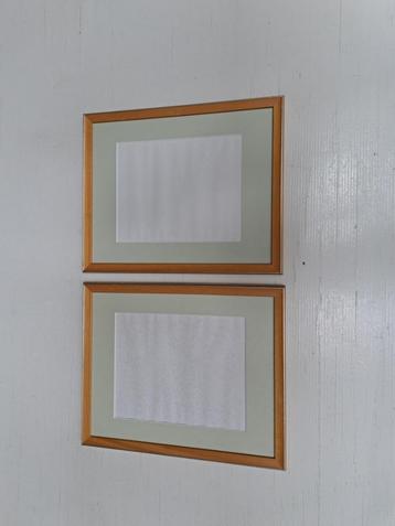 Twee fotolijsten 31 bij 38 cm. beschikbaar voor biedingen