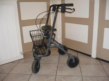 Rollator merk multimotion zo goed als nieuw met mandje beschikbaar voor biedingen