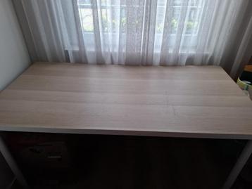 bureaublad met poten