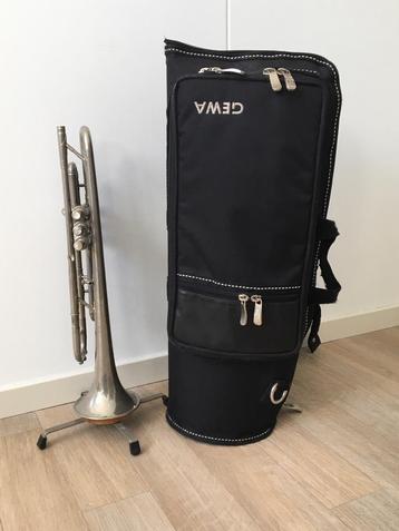 Merkloze trompet M-boring, kleine beker en Gewa gigbag beschikbaar voor biedingen