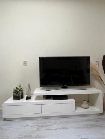 Tv meubel beschikbaar voor biedingen