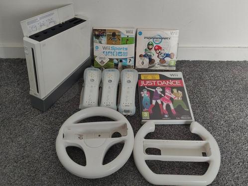 Nintendo Wii met 7 spellen en 3 controller sets, Spelcomputers en Games, Spelcomputers | Nintendo Wii, Gebruikt, Met 3 controllers of meer