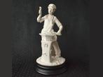 Crèmewit beeld van jonge IJzersmid aan aambeeld (30 cm), Ophalen of Verzenden