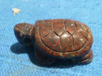 Hanger schildpad van bonte jaspis beschikbaar voor biedingen