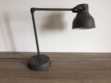 Bureau of tafel lamp met flex arm metaal USB in voet beschikbaar voor biedingen