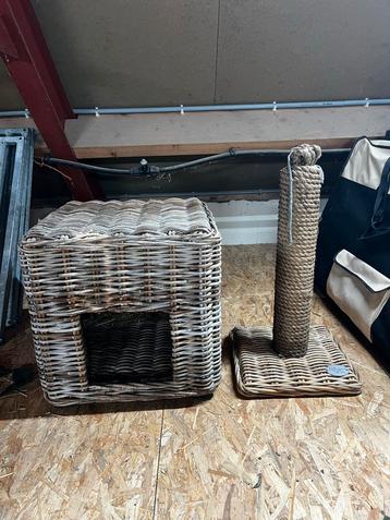 Rieten kattenmand met bijpassende krabpaal. beschikbaar voor biedingen