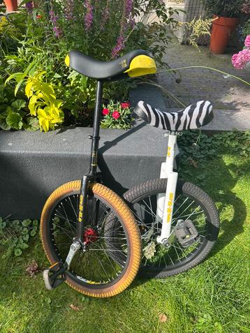 2x vrolijke Qu-Ax circus eenwielers. Prijs p. stuk beschikbaar voor biedingen